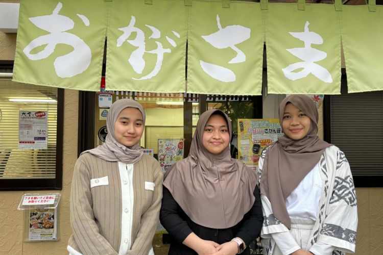 「おもてなし料理はかせ」で働く、左からサンドラさん、ユリアさん、アニンダさん=2026年1月、佐賀県伊万里市、秋山訓子撮影