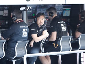 F1界に衝撃、ある新興チームの善戦　エンジニア小松礼雄、「考える前にやる」の情熱