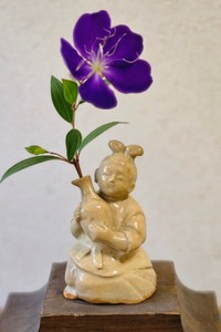 今作のような作風は学生時代から作っていたという中田さん。こちらは童女形水滴が欲しくて奈良の赤膚焼きで作ったもの（中田文花さん提供）