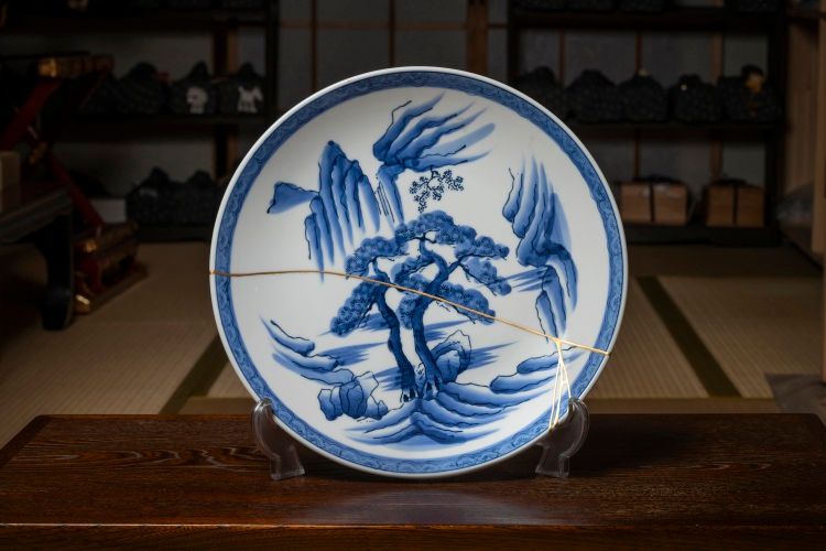 末崎広樹さんの金継ぎ作品=2025年7月、京都市内