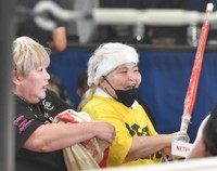 リングサイドに駆けつけたダンプ松本（右）と長与千種＝2024年