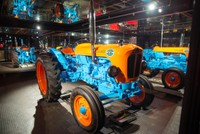 ランボルギーニがかつて製造していたトラクター。実にカラフルでスタイリッシュ