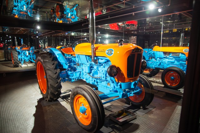 ランボルギーニがかつて製造していたトラクター。実にカラフルでスタイリッシュ