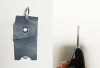 鍵の形を知られないためのキーカバーも。全体を隠しつつ、柔らかい素材なので鍵の開け閉めのときは穴から、鍵を突き出せばOK。この場合は、鍵番号を隠すためのキーカバーかシールも忘れずに