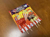 本物そっくりにできあがった菓子。パッケージを兼ねた「おまつりシート」に並べると、お祭り気分を味わえる