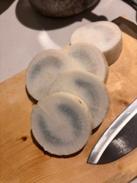 大根切ったら断面が黒い……大丈夫かな（画像提供：もち子@ぱやちょるん暮らしさん）