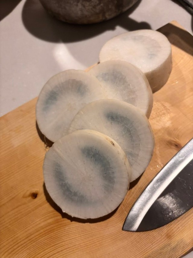 大根切ったら断面が黒い……大丈夫かな（画像提供：もち子@ぱやちょるん暮らしさん）