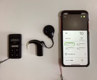 左から、人工内耳のリモコン、スピーチプロセッサ、送信コイル（丸い部分）、スマートフォンでできる操作用画面（画像提供：ぷーどるさん）
