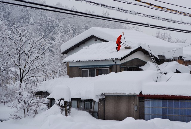 雪かきはかなりの重労働です＝写真はイメージです（goro20/stock.adobe.com）