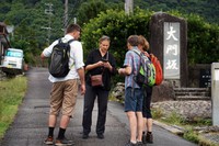熊野那智大社へと向かう大阪門には、リトアニアから来た観光客がいた＝熊野古道、外山俊樹撮影