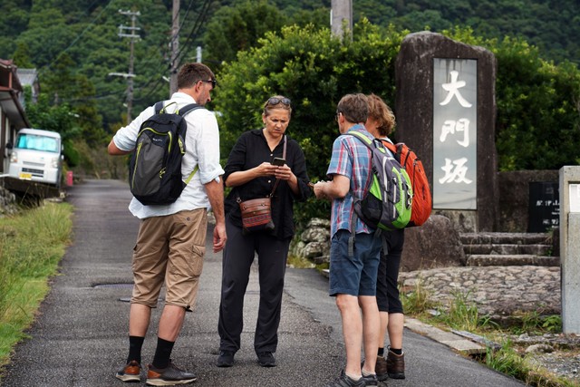 熊野那智大社へと向かう大阪門には、リトアニアから来た観光客がいた＝熊野古道、外山俊樹撮影