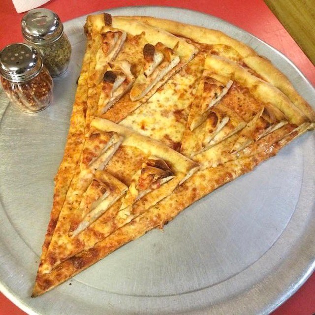 アメリカ精神を体現したピザ？（山口慶明さん提供）