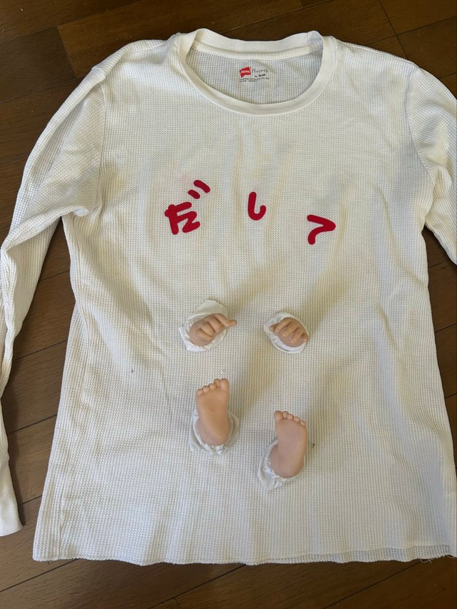 まるで胎児がお腹を突き破ってきたような斬新なデザインのTシャツ(提供：ふるやいなやさん)