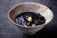 これも麻婆豆腐？インパクト大の真っ黒の「黒麻婆豆腐」