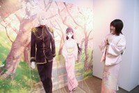 「わたしの幸せな結婚」企画展を楽しむ上田麗奈　©2023 顎木あくみ・月岡月穂／KADOKAWA／「わたしの幸せな結婚」製作委員会