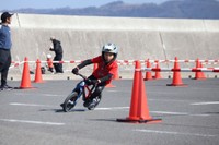 練習会のコースで果敢にコーナーを攻める颯大ちゃん＝２月２２日