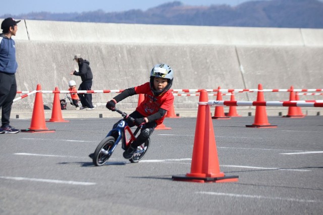 練習会のコースで果敢にコーナーを攻める颯大ちゃん＝２月２２日