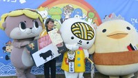 四国のゆるキャラと記念撮影　29日（提供：うどん脳事務局×応援団）