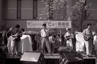 デビューイベントを行った1986オメガトライブ。カルロス・トシキがボーカルを務めた＝1986年4月24日撮影