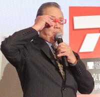 変身ポーズを披露する森次晃嗣＝2022年