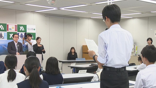 記者として知事に質問する高校生　香川県庁・県政記者室