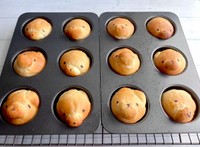 マフィン型の中でこんがりと焼き上がった耳無しクマさんパン（画像提供：ピジョンビレッジさん）