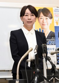 国会内で会見する山尾志桜里元衆院議員＝2025年6月10日