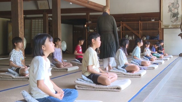 修行体験をする小学生　井山宝福寺　総社市
