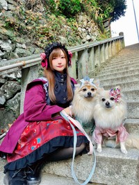 愛犬と写真に収まるすみれおじさん