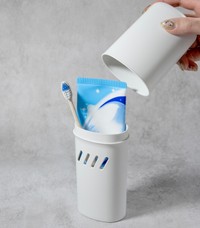 山田化学「大きな歯ブラシケース」の使用イメージ（提供）