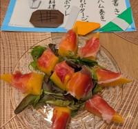 前菜は「メロンの生ハム巻き」。器使いもおしゃれです！（さやかさんthreadsより）