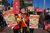 開店したばかりの「駅長スタミナ焼うどん」ブース前で。「優勝目指してがんばるぞ！」
