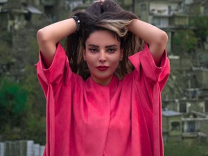 お揃いのＴシャツはショッキングピンク。「まさか」の色は青春の色に