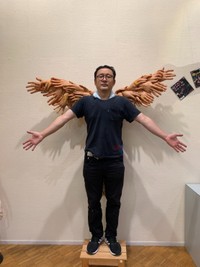 宇宙人か？会場で不思議な世界観を醸し出すイラストレーターのエモリハルヒコ氏＝横浜市内