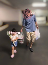 買い出しの時もほとんどの荷物を持ってくれるパパ／りささん（@hii604）提供