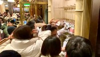 ダッフィーの新商品売り場が大混乱＝東京ディズニーシー（提供動画より）