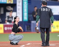 セレモニアルピッチでキャッチャーを務めた青野楓＝京セラドーム大阪