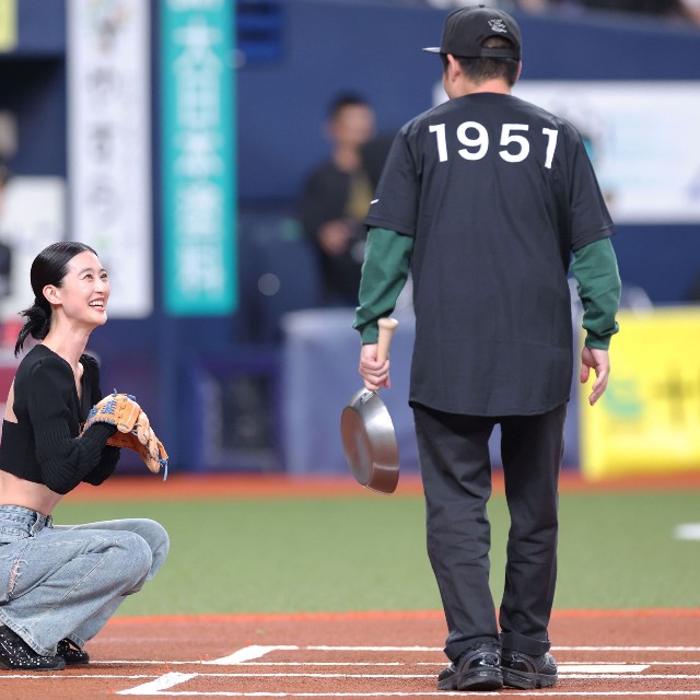 セレモニアルピッチでキャッチャーを務めた青野楓＝京セラドーム大阪