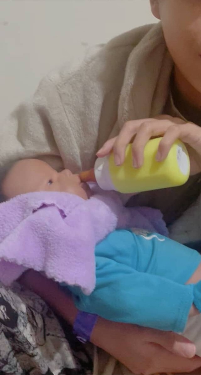 ミルクを飲ませてあげる息子さん／ティンさん（@iwa.v0u0v）提供