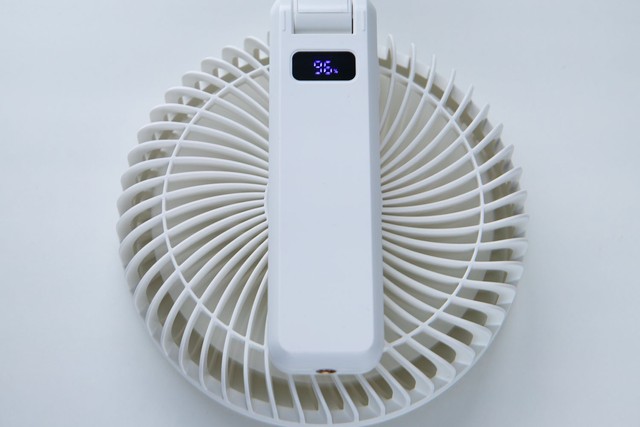 グリップ部分を折りたたむことができ持ち運びに便利。