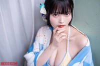 「BEEEEM」3号に登場したすずら（撮影：江嶋綾恵梨　撮影協力：河邉有実莉　スタイリスト：馳尾潤子（Jstyles）　ヘアメイク：yukky（oddcolor）、安藤沙樹　提供：BEEEEM編集部）
