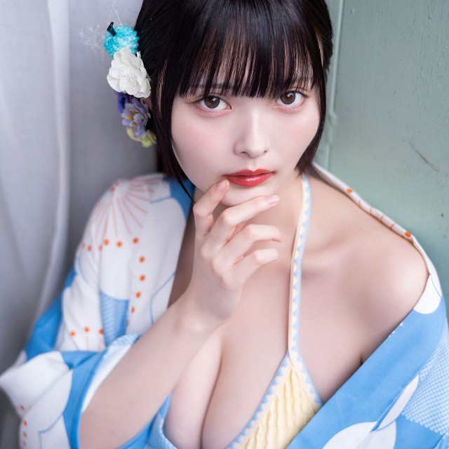 「BEEEEM」3号に登場したすずら（撮影：江嶋綾恵梨　撮影協力：河邉有実莉　スタイリスト：馳尾潤子（Jstyles）　ヘアメイク：yukky（oddcolor）、安藤沙樹　提供：BEEEEM編集部）