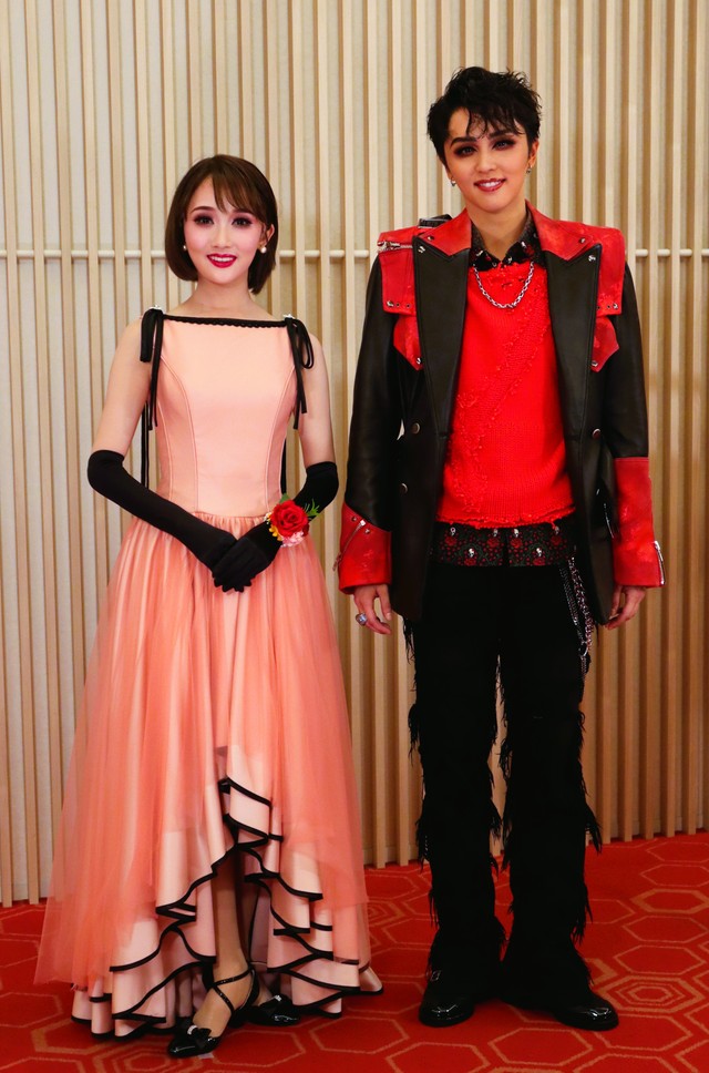 宝塚　星組「花より男子Ⅱ」トップスター暁千星（右）とトップ娘役・詩ちづる＝御園座