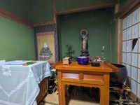 本堂が立ち入り禁止となり、座敷の床の間に移された安泉寺の本尊（石川県七尾市）＝國分住職提供
