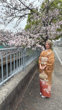 10代で妊娠、20代で離婚を経験し、女手一つで息子と娘を育てているYOHさん／YOH（@okanoyoh_）さん提供