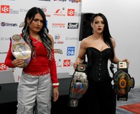 １０度目のＳＴＲＯＮＧ女子王座防衛に挑むジュリア（右）と挑戦者のステファニー・バッケル＝都内