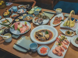 「女の子は給仕をしなくちゃ。男の人が食べ終わるまで我慢してね」母は私に謝った