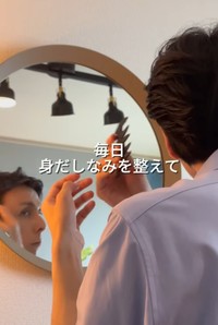 鏡の前で髪を整える夫。「毎日身だしなみを整えて」という言葉の通り、習慣が変化の土台に／kyokunさん（@kyokun_0203）提供
