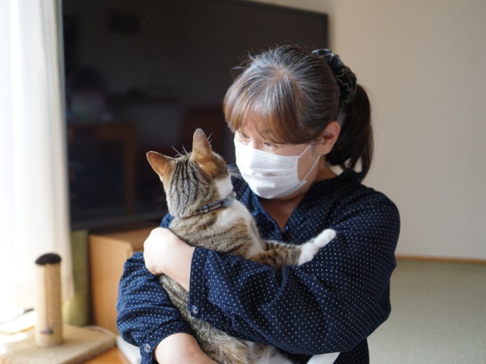 現在の飼い主、きみ子さんに抱っこされるしんのすけくん