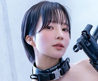 『えちえち装甲女子写真集』（玄光社）より